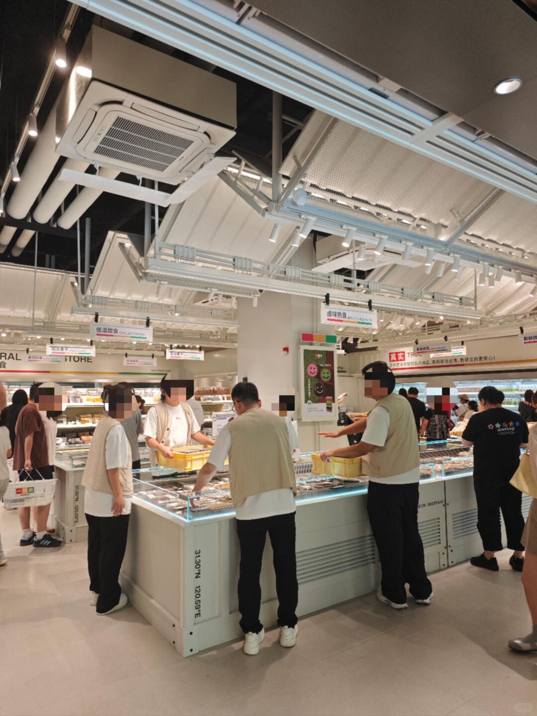 中国新鲜零食店的散装坚果陈列